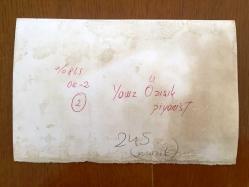 PİYANİST ŞANTÖR YAVUZ ÖZIŞIK'IN ORİJİNAL FOTOĞRAFI - 18 x 12 cm EBADINDA - SİYAH & BEYAZ - YAVUZ ÖZIŞIK 34 LR 606 PLAKALI OTOMOBİLİNİN ÖNÜNE OTURUP POZ VERİRKEN ÇEKİLMİŞ BİR KARE