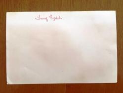 PİYANİST ŞANTÖR YAVUZ ÖZIŞIK'IN ORİJİNAL FOTOĞRAFI - 18 x 12 cm EBADINDA - SİYAH & BEYAZ - YAVUZ ÖZIŞIK KAPISININ ÖNÜNE GELEN BİR TAKSİYE BİNERKEN ÇEKİLMİŞ BİR KARE