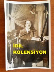 PİYANİST ŞANTÖR YAVUZ ÖZIŞIK'IN ORİJİNAL FOTOĞRAFI - 18 x 12 cm EBADINDA - SİYAH & BEYAZ - YAVUZ ÖZIŞIK SAHNEDE PİYANO ÇALDIĞI ANLARDA KADRAJA BAKIP GÜLÜMSERKEN ÇEKİLMİŞ ÇOK GÜZEL BİR KARE