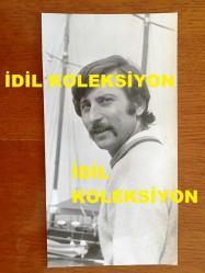 PİYANİST ŞANTÖR YAVUZ ÖZIŞIK'IN ORİJİNAL FOTOĞRAFI - 18 x 9 cm EBADINDA - SİYAH & BEYAZ - YAVUZ ÖZIŞIK BİR LİMANDA YANA DOĞRU BAKTIĞI SIRADA YAKINDAN ÇEKİLMİŞ NET GÖRÜNTÜ KALİTESİNDE BİR FOTOĞRAF