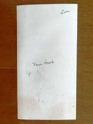 PİYANİST ŞANTÖR YAVUZ ÖZIŞIK'IN ORİJİNAL FOTOĞRAFI - 18 x 9 cm EBADINDA - SİYAH & BEYAZ - YAVUZ ÖZIŞIK BİR LİMANDA YANA DOĞRU BAKTIĞI SIRADA YAKINDAN ÇEKİLMİŞ NET GÖRÜNTÜ KALİTESİNDE BİR FOTOĞRAF