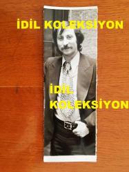 PİYANİST ŞANTÖR YAVUZ ÖZIŞIK'IN ORİJİNAL FOTOĞRAFI - 18 x 6 cm EBADINDA - SİYAH & BEYAZ - YAVUZ ÖZIŞIK TAKIM ELBİSELİYKEN AYAKTA GÜLÜMSEDİĞİ SIRADA ÇEKİLMİŞ BİR FOTOĞRAF