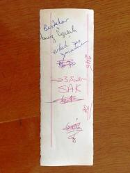 PİYANİST ŞANTÖR YAVUZ ÖZIŞIK'IN ORİJİNAL FOTOĞRAFI - 18 x 6 cm EBADINDA - SİYAH & BEYAZ - YAVUZ ÖZIŞIK TAKIM ELBİSELİYKEN AYAKTA GÜLÜMSEDİĞİ SIRADA ÇEKİLMİŞ BİR FOTOĞRAF