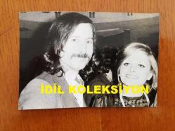 PİYANİST ŞANTÖR YAVUZ ÖZIŞIK'IN ORİJİNAL FOTOĞRAFI - 11 x 8 cm EBADINDA - SİYAH & BEYAZ - YAVUZ ÖZIŞIK ve İLKNUR TAŞ AYNI KAREDE