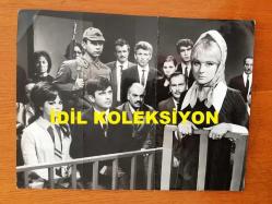 EFKAN EFEKAN'IN ORİJİNAL BÜYÜK BOY FOTOĞRAFI - 24 x 18 cm EBADINDA - SİYAH & BEYAZ - EFKAN EFEKAN, REHA YURDAKUL, SEVİNÇ PEKİN ve YILDIZ TEZCAN'IN ROL ALDIKLARI 1967 YAPIMI ''ZEHİRLİ ÇİÇEK'' ADLI FİLMDE MAHKEMEDEKİ DURUŞMA SAHNESİNDE ÇEKİLMİŞ BİR FOTOĞRAF