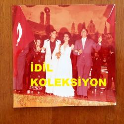 EFKAN EFEKAN'IN ORİJİNAL 3'LÜ FOTOĞRAF SETİ - 12,5 x 12,5 cm EBADINDA 3 ADET FOTOĞRAF - EFKAN EFEKAN'IN KATILDIĞI BİR ETKİNLİKTEN 3 FARKLI KARE, EFKAN EFEKAN İŞÇİLERLE MASADA BİRA İÇERKEN ve SAHNEDE BAŞAK GÜNER, NEVİN PERE ve METİN BALARASI İLE ELLERİNDE TÜRK BAYRAKLARIYLA HALKI SELAMLARKEN