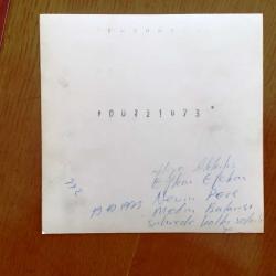 EFKAN EFEKAN'IN ORİJİNAL 3'LÜ FOTOĞRAF SETİ - 12,5 x 12,5 cm EBADINDA 3 ADET FOTOĞRAF - EFKAN EFEKAN'IN KATILDIĞI BİR ETKİNLİKTEN 3 FARKLI KARE, EFKAN EFEKAN İŞÇİLERLE MASADA BİRA İÇERKEN ve SAHNEDE BAŞAK GÜNER, NEVİN PERE ve METİN BALARASI İLE ELLERİNDE TÜRK BAYRAKLARIYLA HALKI SELAMLARKEN