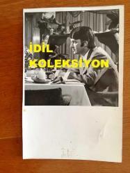 EFKAN EFEKAN'IN ORİJİNAL 2'Lİ FOTOĞRAF SETİ - 18 x 12 cm EBADINDA 2 ADET FOTOĞRAF - SİYAH & BEYAZ - EFKAN EFEKAN'IN 1960'LARDA YEŞİLÇAM'DAKİ BİR FİLMİNDEN 2 FARKLI KARE, EFKAN EFEKAN ve KADIN OYUNCUNUN YANYANA OLDUĞU BİR SAHNE ve RESTORANDAN BİR SAHNE, EFKAN EFEKAN TAKIM ELBİSESİYLE