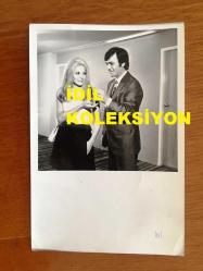 EFKAN EFEKAN'IN ORİJİNAL 2'Lİ FOTOĞRAF SETİ - 18 x 12 cm EBADINDA 2 ADET FOTOĞRAF - SİYAH & BEYAZ - EFKAN EFEKAN'IN 1960'LARDA YEŞİLÇAM'DAKİ BİR FİLMİNDEN 2 FARKLI KARE, EFKAN EFEKAN ve KADIN OYUNCUNUN YANYANA OLDUĞU BİR SAHNE ve RESTORANDAN BİR SAHNE, EFKAN EFEKAN TAKIM ELBİSESİYLE