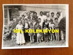 EFKAN EFEKAN'IN ORİJİNAL 2'Lİ FOTOĞRAF SETİ - 18 x 12 cm EBADINDA 2 ADET FOTOĞRAF - SİYAH & BEYAZ - EFKAN EFEKAN OĞLU ALİHAN'I KEMAL ÖZKAN'A SÜNNET ETTİRİRKEN ORHAN GÜNŞİRAY DA KİRVELİK YAPMIŞTIR, EFKAN EFEKAN'IN OĞLU ALİHAN'IN SÜNNET DÜĞÜNÜNDEN 2 FARKLI KARE