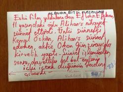 EFKAN EFEKAN'IN ORİJİNAL 2'Lİ FOTOĞRAF SETİ - 18 x 12 cm EBADINDA 2 ADET FOTOĞRAF - SİYAH & BEYAZ - EFKAN EFEKAN OĞLU ALİHAN'I KEMAL ÖZKAN'A SÜNNET ETTİRİRKEN ORHAN GÜNŞİRAY DA KİRVELİK YAPMIŞTIR, EFKAN EFEKAN'IN OĞLU ALİHAN'IN SÜNNET DÜĞÜNÜNDEN 2 FARKLI KARE