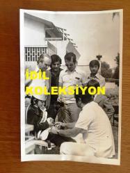 EFKAN EFEKAN'IN ORİJİNAL 2'Lİ FOTOĞRAF SETİ - 18 x 12 cm EBADINDA 2 ADET FOTOĞRAF - SİYAH & BEYAZ - EFKAN EFEKAN OĞLU ALİHAN'I KEMAL ÖZKAN'A SÜNNET ETTİRİRKEN ORHAN GÜNŞİRAY DA KİRVELİK YAPMIŞTIR, EFKAN EFEKAN'IN OĞLU ALİHAN'IN SÜNNET DÜĞÜNÜNDEN 2 FARKLI KARE
