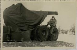 Asker üniformalarıyla tankın üzerinde poz veren bir asker fotoğrafı. ,ORİJİNAL SİYAH & BEYAZ, 14 x 9cm EBADINDA - 1940'LAR, 1950'LER, 1960'LAR ve 1970'LER