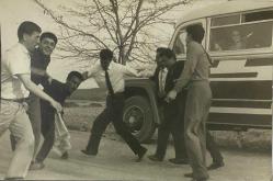 Arabanın yanında halay çeken bir grup erkek fotoğrafı  ,ORİJİNAL SİYAH & BEYAZ, 14 x 9cm EBADINDA - 1940'LAR, 1950'LER, 1960'LAR ve 1970'LER