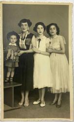 Ayakta birbirlerine sarılarak poz veren anne, iki kız  ve erkek çocuk fotoğrafı. Sevgili kıymetli şovalama sonsuz sevgimizi hatıra ediyorum... Nermin Cebeci melike humami. FOTO MODA Beyazıt Vezneciler 36 İSTANBUL  ,ORİJİNAL SİYAH & BEYAZ, 14 x 9cm EBADINDA - 1940'LAR, 1950'LER, 1960'LAR ve 1970'LER