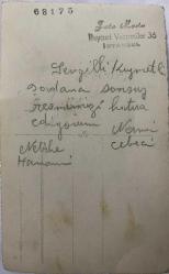 Ayakta birbirlerine sarılarak poz veren anne, iki kız  ve erkek çocuk fotoğrafı. Sevgili kıymetli şovalama sonsuz sevgimizi hatıra ediyorum... Nermin Cebeci melike humami. FOTO MODA Beyazıt Vezneciler 36 İSTANBUL  ,ORİJİNAL SİYAH & BEYAZ, 14 x 9cm EBADINDA - 1940'LAR, 1950'LER, 1960'LAR ve 1970'LER