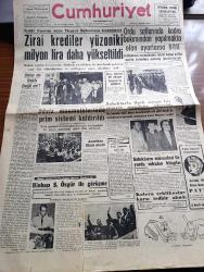 Cumhuriyet Gazetesi - 21 Ağustos 1960 - Onlar Da Haklı Değil Mi Yazan Nadir Nadi Köşe Yazısı - İzmir Fuarını Açan Ticaret Bakanı Cihat İren'in Konuşması - Zirai Krediler Yüzoniki Milyon Lira Daha Yükseltildi -  Ordu Saflarında Kadro Bakımından Yapılmakta Olan Ayarlama Bitti - Döviz Muamelelerinde Prim Sistemi Kaldırıldı - İkinci Cumhuriyetin İhtilal Meclisi Üyeleri 29 Röportajı Yapan Ecvet Güresin Yazı Dizisi - Sabıklarla İlgili Siyasi Bir Cinayet Meydana Çıkarıldı - Sabıkların Müsaadesi İle Yurda Sokulan Kitaplar - Kolera Tehlikesine Karşı Tedbir Alındı - Sabah Şarkısı Yazan Taylor Caldwell Yazı Dizisi - Et ve Balık Kurumu Mağazaları Kapatılıyor - Feza Yarışı Hızlandı - Rusya Irak'a 750 Milyon Ruble Yardım Yaptı - Resimli Roman Başkasının Günahı Çizen Yves Sayol - Haftanın Şakaları Yazan Burhan Felek - Kilisede Cinayet Yazan Georges Simenon Yazı Dizisi - İstanbul Ankara Radyosu Programı - Bay Oscar Karikatür - Profesör Nimbüs'ün Maceraları - Olimpiyata Katılanlar Sporcularımız Gitti