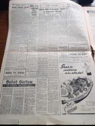 Cumhuriyet Gazetesi - 8 Eylül 1960 - Vatandaş Türkçe Konuş Yazan Nadir Nadi Köşe Yazısı - Düşük İktidar Devrine Ait Ele Geçen Yeni Vesikalar - Amerika 1958 de Bizi Üç Defa Protesto Etmiş - CHP Seçim Beyannamesi Hazırlıklarına Başlıyor - İşçilerle İlgili İki Mühim Tasarı - Kolektif İş Ve İşçi Kanun Tasarısı Hazırlanıyor - Şampiyon Güreşçilerimiz Neler Söylediler - Akis Mecmuası Aleyhine Açılan Basın Davasına Dün Bakıldı - Mükerrem Sarol Ve Adnan Menderes'in İfadeleri Alındı - Sabah Şarkısı Yazan Taylor Caldwell Yazı Dizisi - Kongolular Birleşmiş Milletlerin Elinde Bulunan Radyo Evini İşgal Ettiler - Resimli Roman Başkasının Günahı Çizen Yves Sayol - Patti Çizgi Roman - Kilisede Cinayet Yazan Georges Simenon Yazı Dizisi - Bay Oscar Karikatür - Asım'ın Nesli Ve Devrim Kuşakları Yazan Ömer Ünsal - Metin Oktay Cezalı - Pistlerin İlahları Konuşuyor - Ferdi Yarışmada Nail Gönenli İle Cevdet Sümer 2. Tura Kaldılar - Dünkü Müsabakalarda Yeni Rekorlar Kırıldı - Erdoğan Akpınar - Arı Bisküvileri