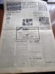Cumhuriyet Gazetesi - 8 Eylül 1960 - Vatandaş Türkçe Konuş Yazan Nadir Nadi Köşe Yazısı - Düşük İktidar Devrine Ait Ele Geçen Yeni Vesikalar - Amerika 1958 de Bizi Üç Defa Protesto Etmiş - CHP Seçim Beyannamesi Hazırlıklarına Başlıyor - İşçilerle İlgili İki Mühim Tasarı - Kolektif İş Ve İşçi Kanun Tasarısı Hazırlanıyor - Şampiyon Güreşçilerimiz Neler Söylediler - Akis Mecmuası Aleyhine Açılan Basın Davasına Dün Bakıldı - Mükerrem Sarol Ve Adnan Menderes'in İfadeleri Alındı - Sabah Şarkısı Yazan Taylor Caldwell Yazı Dizisi - Kongolular Birleşmiş Milletlerin Elinde Bulunan Radyo Evini İşgal Ettiler - Resimli Roman Başkasının Günahı Çizen Yves Sayol - Patti Çizgi Roman - Kilisede Cinayet Yazan Georges Simenon Yazı Dizisi - Bay Oscar Karikatür - Asım'ın Nesli Ve Devrim Kuşakları Yazan Ömer Ünsal - Metin Oktay Cezalı - Pistlerin İlahları Konuşuyor - Ferdi Yarışmada Nail Gönenli İle Cevdet Sümer 2. Tura Kaldılar - Dünkü Müsabakalarda Yeni Rekorlar Kırıldı - Erdoğan Akpınar - Arı Bisküvileri