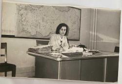 İş yerinde masa başında otururken poz veren bir kadın  fotoğrafı ,ORİJİNAL SİYAH & BEYAZ, 14 x 9cm EBADINDA - 1940'LAR, 1950'LER, 1960'LAR ve 1970'LER