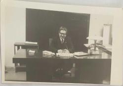 İş yerinde masa başında otururken poz veren bir erkek  fotoğrafı ,ORİJİNAL SİYAH & BEYAZ, 14 x 9cm EBADINDA - 1940'LAR, 1950'LER, 1960'LAR ve 1970'LER