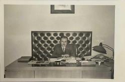 İş yerinde masa başında otururken poz veren bir erkek  fotoğrafı ,ORİJİNAL SİYAH & BEYAZ, 14 x 9cm EBADINDA - 1940'LAR, 1950'LER, 1960'LAR ve 1970'LER