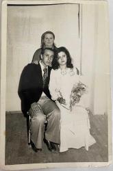 Sandalyede oturup birbirlerine sarılarak poz veren gelin-damat ve yakınlarının fotoğrafı. FOTO ÖZDEMİR Irmak Caddesi No: 140 TEL: 2575 SAMSUN ,ORİJİNAL SİYAH & BEYAZ, 14 x 9cm EBADINDA - 1940'LAR, 1950'LER, 1960'LAR ve 1970'LER