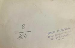 Sandalyede oturup birbirlerine sarılarak poz veren gelin-damat ve yakınlarının fotoğrafı. FOTO ÖZDEMİR Irmak Caddesi No: 140 TEL: 2575 SAMSUN ,ORİJİNAL SİYAH & BEYAZ, 14 x 9cm EBADINDA - 1940'LAR, 1950'LER, 1960'LAR ve 1970'LER