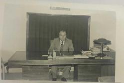 İş yerine masa başında otururken poz veren bir erkek  fotoğrafı.  ,ORİJİNAL SİYAH & BEYAZ, 14 x 9cm EBADINDA - 1940'LAR, 1950'LER, 1960'LAR ve 1970'LER