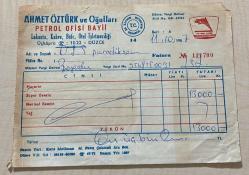 OTOMOBİL SÜPER BENZİN FATURASI - 11 EKİM 1987 - AHMET ÖZTÜRK VE OĞULLARI PETROL OFİSİ BAYİİ - DÜZCE - OSMAN FAHİR SEDEN, O.F.S. PRODÜKSİYON - BEYOĞLU, İSTANBUL - ISLAK İMZALI, KAŞELİ - 14 x 19 cm EBATLI ORİJİNAL FATURA - TÜRK SİNEMA - FİLM TARİHİ