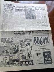 Akşam Gazetesi - 19 Eylül 1960 - İhtilal Duraklamasın Yazan Aydemir Balkan Köşe Yazısı - İş Seferliği İlan Ediliyor - Alparslan Türkeş Polemiklerle Halkı Meşgul Etmemek Gerek Dedi - Osman Bölükbaşı İstanbul'da - Farah Diba Çocuğunu 20 25 Ekim'de Dünyaya Getirecek - Sanıkların Her Biri 3 Avukat Tutabilecek - 93 İhtilali Yazan A.Z. Kozanoğlu Yazı Dizisi - Müşerref Hekimoğlu Köşe Yazısı - Kızkulesi Kahramanı Çizen Suat Yalaz - Burası Amerika Yazan Seyhan Bilbaşar - Günahım Seni Sevmek Aşk Ve His Romanı Resimleyen Remzi - UNESCO Türkiye Milli Komisyonu Toplanıyor - 27 Mayıs Devrimini Halka Anlatacak Profesörler Ankara'ya Gitti - Refik Koraltan'ın Evinde Bulunan Alman Kızı Barbara - Geyşa'nın Hatıra Defteri Yazan Kimiko Omura Yazı Dizisi - Kont Senlibenli Çizgi Roman - Vadiler Hakimi Çizgi Roman - Bize Barbaroslu Derler Yazan Çizen Ratip Tahir Burak - Galatasaray'ı Müdafaası 2 Farkı Muhafaza Edemedi 3 3 - Necmi'nin Şahane Oyunu Dün Beşiktaş'ı Galip Getirdi - Fenerbahçe Demirspor'u Yendi
