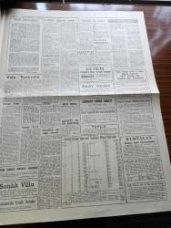 Akşam Gazetesi - 19 Eylül 1960 - İhtilal Duraklamasın Yazan Aydemir Balkan Köşe Yazısı - İş Seferliği İlan Ediliyor - Alparslan Türkeş Polemiklerle Halkı Meşgul Etmemek Gerek Dedi - Osman Bölükbaşı İstanbul'da - Farah Diba Çocuğunu 20 25 Ekim'de Dünyaya Getirecek - Sanıkların Her Biri 3 Avukat Tutabilecek - 93 İhtilali Yazan A.Z. Kozanoğlu Yazı Dizisi - Müşerref Hekimoğlu Köşe Yazısı - Kızkulesi Kahramanı Çizen Suat Yalaz - Burası Amerika Yazan Seyhan Bilbaşar - Günahım Seni Sevmek Aşk Ve His Romanı Resimleyen Remzi - UNESCO Türkiye Milli Komisyonu Toplanıyor - 27 Mayıs Devrimini Halka Anlatacak Profesörler Ankara'ya Gitti - Refik Koraltan'ın Evinde Bulunan Alman Kızı Barbara - Geyşa'nın Hatıra Defteri Yazan Kimiko Omura Yazı Dizisi - Kont Senlibenli Çizgi Roman - Vadiler Hakimi Çizgi Roman - Bize Barbaroslu Derler Yazan Çizen Ratip Tahir Burak - Galatasaray'ı Müdafaası 2 Farkı Muhafaza Edemedi 3 3 - Necmi'nin Şahane Oyunu Dün Beşiktaş'ı Galip Getirdi - Fenerbahçe Demirspor'u Yendi