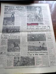 Akşam Gazetesi - 19 Eylül 1960 - İhtilal Duraklamasın Yazan Aydemir Balkan Köşe Yazısı - İş Seferliği İlan Ediliyor - Alparslan Türkeş Polemiklerle Halkı Meşgul Etmemek Gerek Dedi - Osman Bölükbaşı İstanbul'da - Farah Diba Çocuğunu 20 25 Ekim'de Dünyaya Getirecek - Sanıkların Her Biri 3 Avukat Tutabilecek - 93 İhtilali Yazan A.Z. Kozanoğlu Yazı Dizisi - Müşerref Hekimoğlu Köşe Yazısı - Kızkulesi Kahramanı Çizen Suat Yalaz - Burası Amerika Yazan Seyhan Bilbaşar - Günahım Seni Sevmek Aşk Ve His Romanı Resimleyen Remzi - UNESCO Türkiye Milli Komisyonu Toplanıyor - 27 Mayıs Devrimini Halka Anlatacak Profesörler Ankara'ya Gitti - Refik Koraltan'ın Evinde Bulunan Alman Kızı Barbara - Geyşa'nın Hatıra Defteri Yazan Kimiko Omura Yazı Dizisi - Kont Senlibenli Çizgi Roman - Vadiler Hakimi Çizgi Roman - Bize Barbaroslu Derler Yazan Çizen Ratip Tahir Burak - Galatasaray'ı Müdafaası 2 Farkı Muhafaza Edemedi 3 3 - Necmi'nin Şahane Oyunu Dün Beşiktaş'ı Galip Getirdi - Fenerbahçe Demirspor'u Yendi