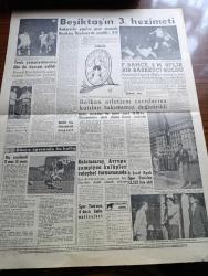 Akşam Gazetesi - 22 Eylül 1960 - Dış Politikada Atatürk'e Dönüş Yazan Aydemir Balkan Köşe Yazısı - Dışişleri Bakanımız Selim Sarper Konuşma Yaptı - 6 7 Eylül Sanığı 12 Kişi Yüksek Adalet Divanında - Milli Birlik Üyeleri Yurda Yayıldılar - Doktorluk 10 Yıl İçinde Devletleştirilecek - Hasan Polatkan'ım Emri İle Yolsuz Kredi Verilmiş - Sabık Metreslerine Davetiye Verilmiyor - 93 İhtilali Yazan A. Z. Kozanoğlu Yazı Dizisi - Kızkulesi Kahramanı Çizen Suat Yalaz - Sabık İktidarı Meyveden Parçaların Kitaplardan Çıkarılması Kararlaştı - Hangi Okula Gidelim Hazırlayan Aysel Okan Yazı Dizisi - Bir Köy Mektubu Yazan Aziz Nesin - Günahım Seni Sevmek Aşk Ve His Romanı Resimleyen Remzi - Geyşa'nın Hatıra Defteri Yazan Kimiko Omura Yazı Dizisi - Bize Barbaroslu Derler Yazan Çizen Ratip Tahir Burak - Kont Senlibenli Çizgi Roman - Nazlı İle Hamza Çizgi Roman - Yaralı Gönül Çizgi Roman - Vadiler Hakimi Çizgi Roman - Fenerbahçe 2 M 07'lik Robert Adında Bir Basketçi Buldu - Beşiktaş'ın 3. Hezimeti