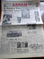 Akşam Gazetesi - 24 Eylül 1960 - Selim Sarper Dün Devrimi Anlattı - Berrin Menderes Ve Fahrettin Kerim Gökay Dinlendi - Seçim Kanunu Hazırlanıyor - Dün Yıkılmıştır Yarına Bakalım Yazan Aydemir Balkan Köşe Yazısı - Muzaffer Özdağ Oylarınızı Namuslu İnsanlara Veriniz Dedi - Kleopatra Messelina Radyodan Kovuldular -  Alpaslan Türkeş Hakkında Açıklama Yapıldı - Kızkulesi Kahramanı Çizen Suat Yalaz - 93 İhtilali Yazan A. Z. Kozanoğlu Yazı Dizisi - Kaybolan Çocuk Sayısı Artıyor - Hangi Okula Gidelim Hazırlayan Aysel Okan Yazı Dizisi - Günahım Seni Sevmek Aşk Ve His Romanı Resimleyen Remzi - Geyşa'nın Hatıra Defteri Yazan Kimiko Omura Yazı Dizisi - Bize Barbaroslu Derler Yazan Çizen Ratip Tahir Burak - Kont Senlibenli Çizgi Roman - Vadiler Hakimi Çizgi Roman - Gül Çiray Balkan Oyunları 800 M. Rekorunu Kırdı - Kadri Aytaç Galibiyet İçin Çok Çalışacağım Dedi - Grekoromen Olimpiyat Dışı Bırakılmaktadır İsteniyor - Beşiktaş Rapid İçin Hazırlanıyor