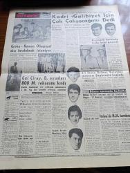 Akşam Gazetesi - 24 Eylül 1960 - Selim Sarper Dün Devrimi Anlattı - Berrin Menderes Ve Fahrettin Kerim Gökay Dinlendi - Seçim Kanunu Hazırlanıyor - Dün Yıkılmıştır Yarına Bakalım Yazan Aydemir Balkan Köşe Yazısı - Muzaffer Özdağ Oylarınızı Namuslu İnsanlara Veriniz Dedi - Kleopatra Messelina Radyodan Kovuldular -  Alpaslan Türkeş Hakkında Açıklama Yapıldı - Kızkulesi Kahramanı Çizen Suat Yalaz - 93 İhtilali Yazan A. Z. Kozanoğlu Yazı Dizisi - Kaybolan Çocuk Sayısı Artıyor - Hangi Okula Gidelim Hazırlayan Aysel Okan Yazı Dizisi - Günahım Seni Sevmek Aşk Ve His Romanı Resimleyen Remzi - Geyşa'nın Hatıra Defteri Yazan Kimiko Omura Yazı Dizisi - Bize Barbaroslu Derler Yazan Çizen Ratip Tahir Burak - Kont Senlibenli Çizgi Roman - Vadiler Hakimi Çizgi Roman - Gül Çiray Balkan Oyunları 800 M. Rekorunu Kırdı - Kadri Aytaç Galibiyet İçin Çok Çalışacağım Dedi - Grekoromen Olimpiyat Dışı Bırakılmaktadır İsteniyor - Beşiktaş Rapid İçin Hazırlanıyor