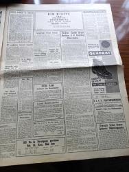Akşam Gazetesi - 30 Eylül 1960 - Demokrat Parti Mahkeme Kararıyla Kapatıldı - Yeni İhbarlar Artık Dikkate Alınmıyor - Ekrem Alican Para Fonunda Konuştu - Nikita Kruşçef Dün Birleşmiş Milletler Toplantısını Karıştırdı - Sanayi Bakanı Şahap Kocatopçu Vatandaşı da Himaye Edeceğiz Dedi - Brigitte Bardot İntihara Teşebbüs Etti - Kızkulesi Kahramanı Çizen Suat Yalaz - 93 İhtilali Yazan A. Z. Kozanoğlu Yazı Dizisi -  Aziz Nesin Ah Biz Eşekler Çıktı - Amerika'nın Yeni Dışişleri Bakanı Kim Olacak - Rockfeller - Günahım Seni Sevmek Aşk Ve His Romanı Resimleyen Remzi - Afrika'da Yeni Bir Devlet Nijerya - Geyşa'nın Hatıra Defteri Yazan Kimiko Omura Yazı Dizisi - Kont Senlibenli Çizgi Roman - Nazlı İle Hamza Çizgi Roman - Yaralı Gönül Çizgi Roman - Vadiler Hakimi Çizgi Roman - 27 Kasım'da Bulgaristan İle Karşılaşacak B Milli Takımımız Dün Antrenman Yaptı - Kürekçi kedimiz Pendik Kampında - Fenerbahçe Galatasaray Ankara'da Karşılaşacak - Altay Kampa Girdi