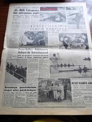 Akşam Gazetesi - 30 Eylül 1960 - Demokrat Parti Mahkeme Kararıyla Kapatıldı - Yeni İhbarlar Artık Dikkate Alınmıyor - Ekrem Alican Para Fonunda Konuştu - Nikita Kruşçef Dün Birleşmiş Milletler Toplantısını Karıştırdı - Sanayi Bakanı Şahap Kocatopçu Vatandaşı da Himaye Edeceğiz Dedi - Brigitte Bardot İntihara Teşebbüs Etti - Kızkulesi Kahramanı Çizen Suat Yalaz - 93 İhtilali Yazan A. Z. Kozanoğlu Yazı Dizisi -  Aziz Nesin Ah Biz Eşekler Çıktı - Amerika'nın Yeni Dışişleri Bakanı Kim Olacak - Rockfeller - Günahım Seni Sevmek Aşk Ve His Romanı Resimleyen Remzi - Afrika'da Yeni Bir Devlet Nijerya - Geyşa'nın Hatıra Defteri Yazan Kimiko Omura Yazı Dizisi - Kont Senlibenli Çizgi Roman - Nazlı İle Hamza Çizgi Roman - Yaralı Gönül Çizgi Roman - Vadiler Hakimi Çizgi Roman - 27 Kasım'da Bulgaristan İle Karşılaşacak B Milli Takımımız Dün Antrenman Yaptı - Kürekçi kedimiz Pendik Kampında - Fenerbahçe Galatasaray Ankara'da Karşılaşacak - Altay Kampa Girdi