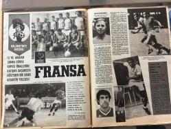 HAYAT SPOR DERGİSİ - 30 KASIM 1977 - SAYI: 48 - İSKENDERUNSPOR 1977 TAKIM KADROSU POSTERİ - KARABÜKSPOR 1977 TAKIM KADROSU POSTERİ - ARKA KAPAK, DİYARBAKIR'LI VEHBİ POSTERİ - DÜZCESPOR 1977-78 TAKIM KADROSU POSTERİ - KAJGANİÇ - SLİMA, ZEKİ DOMAC - VEYSEL SERÇE - TRABZONSPOR - NEJAT KASAPOĞLU - HALİT KIVANÇ - ERGİN SANVER - SEMRA TÜRKÇÜ - SALİH SEZER - YUGOSLAVYA - İSPANYA - BOLİVYA - MACARİSTAN - CEM ATABEYOĞLU - EMİN OĞUZ - FUTBOL ÖĞRETİYORUZ, DANNY BLANCHFLOWER - DİETER MÜLLER - İ REFİ BALKIŞ - ERDEN GÜLEY - CİHANER ÖZTÜRK - POSTERLİ 32 SAYFA TAM TAKIM SPOR DERGİSİ