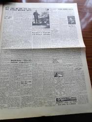 Ulus Gazetesi - 30 Mayıs 1960 - Sabık İktidarın Yarıda Kalan Tertibi - İstanbul Taşlıtarla'da Parayla Tutulan Adamlara Dağıtılmış 7 Bin Silah Ve Asker Elbisesi Ele Geçti - İsmet İnönü Cemal Gürsel'i Ziyaret Etti -   Ankara Vali Ve Belediye Reisi General İrfan Baştuğ Esnafımız Titizlikle Hareket Etmelidir - Orgeneral Cemal Gürsel'in Yabancı Basınla Konuşması - Halk Sıtkı Yırcalı'yı Kızılay'da Yuhaladı - Demokrat Parti'nin Durumu Yazan Bülent Ecevit Köşe Yazısı - Osman Bölükbaşı Güvenle İntizar Etmekteyiz - Cumhuriyetçi Köylü Millet Partisi Heyeti Orgeneral Cemal Gürsel'i Ziyaret Etti - Billur Köşk Yazan Elizabeth Caddell Yazı Dizisi - Büyük Ve Asil Millet Yazan Hıfzı Oğuz Bekata köşe Yazısı - Amerika Küba'ya Yaptığı İktisadi Yardımı Kesiyor - Nazi Harp Suçlusu Eichmann'ı Arjantin'den İsrail Ajanları Kaçırdı - Dünya Ağır Siklet Boks Şampiyonu İngemar Johannson Diyor Ki Geçen Seneden Daha İyiyim Dedi - Spor Toto'da 8 Maç Bilen Kazanıyor - Amatör Kümelerin Dün Oynanan Grup Maçları