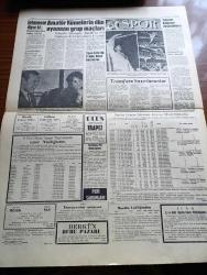Ulus Gazetesi - 30 Mayıs 1960 - Sabık İktidarın Yarıda Kalan Tertibi - İstanbul Taşlıtarla'da Parayla Tutulan Adamlara Dağıtılmış 7 Bin Silah Ve Asker Elbisesi Ele Geçti - İsmet İnönü Cemal Gürsel'i Ziyaret Etti -   Ankara Vali Ve Belediye Reisi General İrfan Baştuğ Esnafımız Titizlikle Hareket Etmelidir - Orgeneral Cemal Gürsel'in Yabancı Basınla Konuşması - Halk Sıtkı Yırcalı'yı Kızılay'da Yuhaladı - Demokrat Parti'nin Durumu Yazan Bülent Ecevit Köşe Yazısı - Osman Bölükbaşı Güvenle İntizar Etmekteyiz - Cumhuriyetçi Köylü Millet Partisi Heyeti Orgeneral Cemal Gürsel'i Ziyaret Etti - Billur Köşk Yazan Elizabeth Caddell Yazı Dizisi - Büyük Ve Asil Millet Yazan Hıfzı Oğuz Bekata köşe Yazısı - Amerika Küba'ya Yaptığı İktisadi Yardımı Kesiyor - Nazi Harp Suçlusu Eichmann'ı Arjantin'den İsrail Ajanları Kaçırdı - Dünya Ağır Siklet Boks Şampiyonu İngemar Johannson Diyor Ki Geçen Seneden Daha İyiyim Dedi - Spor Toto'da 8 Maç Bilen Kazanıyor - Amatör Kümelerin Dün Oynanan Grup Maçları