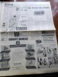 Hürriyet Gazetesi - 1 Nisan 1960 - İçki Sarfiyatı Süratle Artıyor - Adana'da Parti Kavgası - En Çok Para Rakı Ve Votkadan Geliyor - Ramazan Bayramı Güzel Havada Neşeli Olarak Geçti - Sanayi Kredileri Yeni Bir Nizama Bağlanacak - İsmet İnönü Bir Katı 35 Dakikada Çıkabildi - Bir Randevu Evinin Fedaileri Birbirine Girdi Bir Ölü Var - Beni Bırakma Yazan Harold Robbins Yazı Dizisi - Mikropsuz Bir Hayat Olabilir Mi - İtalya'da Gelecek Elektrikli Trenlerle Seferler Artıyor - Dedektif Nik'in Maceraları Çizgi Roman - 400 Yıl Önce Lalenin Boğaz Kıyılarından Atlantike Gidişinin Hikayesi - Kalp Aldanmaz Aşk Ve Macera Romanı Çizen Faruk Geç -  Allah Çocukları Unuttu Yazan Oya Baydar - Açık Filmler Artık Kesilmeyecek -   Kazova Mağazası - Fatoş Çizgi Roman - İtalya Amatör Milli Futbol Takımı Bugün Uçakla Ankara'ya Geliyor - Fenerbahçe Basketbol Turnuvasından Çekildi - Spor Toto 12 Maçı Bilen 6 Kişiye 12363 Er Lira Verdi - Fenerbahçe'nin Eski Antrenörü Molnar Federasyon Başantrenörü Oldu