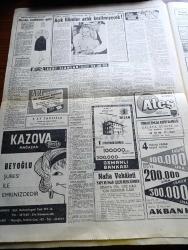 Hürriyet Gazetesi - 1 Nisan 1960 - İçki Sarfiyatı Süratle Artıyor - Adana'da Parti Kavgası - En Çok Para Rakı Ve Votkadan Geliyor - Ramazan Bayramı Güzel Havada Neşeli Olarak Geçti - Sanayi Kredileri Yeni Bir Nizama Bağlanacak - İsmet İnönü Bir Katı 35 Dakikada Çıkabildi - Bir Randevu Evinin Fedaileri Birbirine Girdi Bir Ölü Var - Beni Bırakma Yazan Harold Robbins Yazı Dizisi - Mikropsuz Bir Hayat Olabilir Mi - İtalya'da Gelecek Elektrikli Trenlerle Seferler Artıyor - Dedektif Nik'in Maceraları Çizgi Roman - 400 Yıl Önce Lalenin Boğaz Kıyılarından Atlantike Gidişinin Hikayesi - Kalp Aldanmaz Aşk Ve Macera Romanı Çizen Faruk Geç -  Allah Çocukları Unuttu Yazan Oya Baydar - Açık Filmler Artık Kesilmeyecek -   Kazova Mağazası - Fatoş Çizgi Roman - İtalya Amatör Milli Futbol Takımı Bugün Uçakla Ankara'ya Geliyor - Fenerbahçe Basketbol Turnuvasından Çekildi - Spor Toto 12 Maçı Bilen 6 Kişiye 12363 Er Lira Verdi - Fenerbahçe'nin Eski Antrenörü Molnar Federasyon Başantrenörü Oldu
