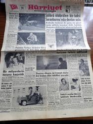 Hürriyet Gazetesi - 14 Nisan 1960 - Şoförü Öldürülen Bir Taksi Sarayburnu'nda Denize Uçtu - Germencik'te Zelzele Hala Devam Ediyor -  Paskalya Yortusu Yüzünden Kıbrıs Görüşmeleri Bir Kere Daha Aksadı - Dış Kredilerden Bir Kısmı Turizme Tahsis Edilecek - Ürdün Kralının Annesi Kraliçe Zeyn Dün Geldi - Sarıkla Çarşıda Gezdi - Şahane Kadın Sevim Çağlayan Her Akşam Kazablanka'da - İsimsiz Kadın Aşk Ve His Romanı Yazan Theresa Drake Yazı Dizisi - Kuşlar Yollarını Nasıl Buluyorlar - Anten Reklam Takdim Eder Orhan Boran Ve Yuki - Dedektif Nik'in Maceraları Çizgi Roman - Galatasaray Fenerbahçe'yi 2 1 Yendi - Beşiktaş Milli Ligde Şampiyonluğu Garantiledi - Kalp Aldanmaz Aşk Ve His Romanı Çizen Faruk Geç - Galatasaray'ın Birinci Golü Fotoğraf - Allah Çocukları Unuttu Yazan Oya Baydar - İsveçli May Britt Sineması Payitahtına Kafa Tutuyor -  Tina Onassis Boşanma Talebini Niçin Geri Aldı - Fenerbahçe Galatasaray Maçından Fotoğraflar - Fatoş Çizgi Roman - Güngörmüşler Çizgi Roman - Gökler Hakimi