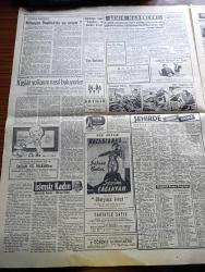 Hürriyet Gazetesi - 14 Nisan 1960 - Şoförü Öldürülen Bir Taksi Sarayburnu'nda Denize Uçtu - Germencik'te Zelzele Hala Devam Ediyor -  Paskalya Yortusu Yüzünden Kıbrıs Görüşmeleri Bir Kere Daha Aksadı - Dış Kredilerden Bir Kısmı Turizme Tahsis Edilecek - Ürdün Kralının Annesi Kraliçe Zeyn Dün Geldi - Sarıkla Çarşıda Gezdi - Şahane Kadın Sevim Çağlayan Her Akşam Kazablanka'da - İsimsiz Kadın Aşk Ve His Romanı Yazan Theresa Drake Yazı Dizisi - Kuşlar Yollarını Nasıl Buluyorlar - Anten Reklam Takdim Eder Orhan Boran Ve Yuki - Dedektif Nik'in Maceraları Çizgi Roman - Galatasaray Fenerbahçe'yi 2 1 Yendi - Beşiktaş Milli Ligde Şampiyonluğu Garantiledi - Kalp Aldanmaz Aşk Ve His Romanı Çizen Faruk Geç - Galatasaray'ın Birinci Golü Fotoğraf - Allah Çocukları Unuttu Yazan Oya Baydar - İsveçli May Britt Sineması Payitahtına Kafa Tutuyor -  Tina Onassis Boşanma Talebini Niçin Geri Aldı - Fenerbahçe Galatasaray Maçından Fotoğraflar - Fatoş Çizgi Roman - Güngörmüşler Çizgi Roman - Gökler Hakimi