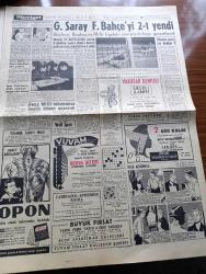 Hürriyet Gazetesi - 14 Nisan 1960 - Şoförü Öldürülen Bir Taksi Sarayburnu'nda Denize Uçtu - Germencik'te Zelzele Hala Devam Ediyor -  Paskalya Yortusu Yüzünden Kıbrıs Görüşmeleri Bir Kere Daha Aksadı - Dış Kredilerden Bir Kısmı Turizme Tahsis Edilecek - Ürdün Kralının Annesi Kraliçe Zeyn Dün Geldi - Sarıkla Çarşıda Gezdi - Şahane Kadın Sevim Çağlayan Her Akşam Kazablanka'da - İsimsiz Kadın Aşk Ve His Romanı Yazan Theresa Drake Yazı Dizisi - Kuşlar Yollarını Nasıl Buluyorlar - Anten Reklam Takdim Eder Orhan Boran Ve Yuki - Dedektif Nik'in Maceraları Çizgi Roman - Galatasaray Fenerbahçe'yi 2 1 Yendi - Beşiktaş Milli Ligde Şampiyonluğu Garantiledi - Kalp Aldanmaz Aşk Ve His Romanı Çizen Faruk Geç - Galatasaray'ın Birinci Golü Fotoğraf - Allah Çocukları Unuttu Yazan Oya Baydar - İsveçli May Britt Sineması Payitahtına Kafa Tutuyor -  Tina Onassis Boşanma Talebini Niçin Geri Aldı - Fenerbahçe Galatasaray Maçından Fotoğraflar - Fatoş Çizgi Roman - Güngörmüşler Çizgi Roman - Gökler Hakimi