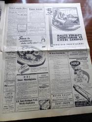 Hürriyet Gazetesi - 14 Nisan 1960 - Şoförü Öldürülen Bir Taksi Sarayburnu'nda Denize Uçtu - Germencik'te Zelzele Hala Devam Ediyor -  Paskalya Yortusu Yüzünden Kıbrıs Görüşmeleri Bir Kere Daha Aksadı - Dış Kredilerden Bir Kısmı Turizme Tahsis Edilecek - Ürdün Kralının Annesi Kraliçe Zeyn Dün Geldi - Sarıkla Çarşıda Gezdi - Şahane Kadın Sevim Çağlayan Her Akşam Kazablanka'da - İsimsiz Kadın Aşk Ve His Romanı Yazan Theresa Drake Yazı Dizisi - Kuşlar Yollarını Nasıl Buluyorlar - Anten Reklam Takdim Eder Orhan Boran Ve Yuki - Dedektif Nik'in Maceraları Çizgi Roman - Galatasaray Fenerbahçe'yi 2 1 Yendi - Beşiktaş Milli Ligde Şampiyonluğu Garantiledi - Kalp Aldanmaz Aşk Ve His Romanı Çizen Faruk Geç - Galatasaray'ın Birinci Golü Fotoğraf - Allah Çocukları Unuttu Yazan Oya Baydar - İsveçli May Britt Sineması Payitahtına Kafa Tutuyor -  Tina Onassis Boşanma Talebini Niçin Geri Aldı - Fenerbahçe Galatasaray Maçından Fotoğraflar - Fatoş Çizgi Roman - Güngörmüşler Çizgi Roman - Gökler Hakimi