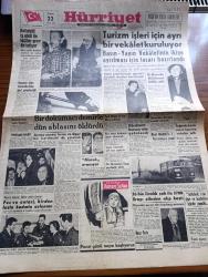 Hürriyet Gazetesi - 22 Nisan 1960 - Kolektif İş Akdi İle İşçiler Grev De İstiyor - Turizm İşleri İçin Ayrı Bir Vekalet Kuruluyor - Güney Kore'de Hükümet İstifa Etti - Bin Adet Kelepçe Satın Alınacak - Real Madrid 3 Barcelona 1 -  Park Otele 14 Kat İlave ediliyor - İsimsiz Kadın Aşk Ve His Romanı Yazan Theresa Drake Yazı Dizisi - Atmosferdeki Radyoaktivite Artıyor - Eski Tersane Caddesi Dün 5 Milyon 600 Bin Liraya İhaleye Çıkarıldı - Dedektif Nik'in Maceraları Çizgi Roman - İstanbul'da Bugün Tiyatro Ve Sinema Programı - İstanbul Ankara Radyosu Programı - Kalp Aldanmaz Aşk Ve Macera Romanı Çizen Faruk Geç -  Nasır'ın Hakikat Haline Gelen Rüyaları Fes Ve Entari Birden Fazla Kadınla Evlenme - Allah Çocukları Unuttu Yazan Oya Baydar Yazı Dizisi - Sevim Çağlayan Her Akşam Kazablanka'da - Balarısı Ahmet Ve Özdemir - Fenerbahçe Ve Vefa Bugün Ankaraya Hareket Ediyor - İstanbul'da Bu Hafta 794.784 Liralık Spor Toto Oynandı - Beşiktaş'ın Bayram Programı Tesbit Edildi - Fatoş Çizgi Roman