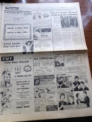 Hürriyet Gazetesi - 22 Nisan 1960 - Kolektif İş Akdi İle İşçiler Grev De İstiyor - Turizm İşleri İçin Ayrı Bir Vekalet Kuruluyor - Güney Kore'de Hükümet İstifa Etti - Bin Adet Kelepçe Satın Alınacak - Real Madrid 3 Barcelona 1 -  Park Otele 14 Kat İlave ediliyor - İsimsiz Kadın Aşk Ve His Romanı Yazan Theresa Drake Yazı Dizisi - Atmosferdeki Radyoaktivite Artıyor - Eski Tersane Caddesi Dün 5 Milyon 600 Bin Liraya İhaleye Çıkarıldı - Dedektif Nik'in Maceraları Çizgi Roman - İstanbul'da Bugün Tiyatro Ve Sinema Programı - İstanbul Ankara Radyosu Programı - Kalp Aldanmaz Aşk Ve Macera Romanı Çizen Faruk Geç -  Nasır'ın Hakikat Haline Gelen Rüyaları Fes Ve Entari Birden Fazla Kadınla Evlenme - Allah Çocukları Unuttu Yazan Oya Baydar Yazı Dizisi - Sevim Çağlayan Her Akşam Kazablanka'da - Balarısı Ahmet Ve Özdemir - Fenerbahçe Ve Vefa Bugün Ankaraya Hareket Ediyor - İstanbul'da Bu Hafta 794.784 Liralık Spor Toto Oynandı - Beşiktaş'ın Bayram Programı Tesbit Edildi - Fatoş Çizgi Roman