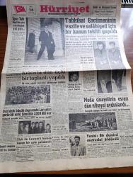 Hürriyet Gazetesi - 26 Nisan 1960 - Spor Toto Mecliste Yine Münakaşaya Yol Açtı - Başvekil Adnan Menderes Yarın Tahran'a Hakaret Ediyor - Eyüp Han Geliyor - Osman Bölükbaşı Seyahate Çıkmıyor - Tahkikat Encümeninin Vazife Ve Salahiyeti İçin Bir Kanun Teklifi Yapıldı - Türkiye'nin İlk Lefkoşa Elçisi İsmail Soysal - Moda Cinayetinin Esrarı Dün Nihayet Aydınlandı - İran'daki Büyük Depremde Lar Şehri Yerle Bir Oldu Şimdilik 2000 Ölü Var - Tunceli'nin En Yaşlı Kadını 122  Yaşındaki Güllü Doğan Vefat Etti - Karaca Tiyatrosunda Öfke Oyunu Sahneye Koyan Yıldız Kenter - İsimsiz Kadın Aşk Ve His Romanı Yazan Theresa Drake Yazı Dizisi - Dedektif Nik'in Maceraları Çizgi Roman - Elizabeth Taylor İle Montgomery Clift Birbirine Meydan Okuyor - Kalp Aldanmaz Aşk Ve Macera Romanı Çizen Faruk Geç - Allah Çocukları Unuttu Yazan Oya Baydar Yazı Dizisi - İnsanlar Fezada 1200 Sene Yaşayacaklar - Hürrem Sultan Yazan Feridun Fazıl Tülbentçi Yazı Dizisi - Galatasaray Avrupa Turnesine Çıkıyor